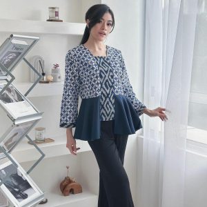 kebaya modern, kebaya navy, kebaya batik ikat, kebaya pesta wanita, kebaya elegan, kebaya untuk wisuda, kebaya peplum, baju tradisional wanita, batik ikat modern, baju batik kekinian, outfit formal wanita, fashion wanita indonesia, kebaya hari raya, kebaya biru, kebaya stylish, kebaya premium, koleksi kebaya 2025, fashion batik wanita, model kebaya terbaru, baju adat modern